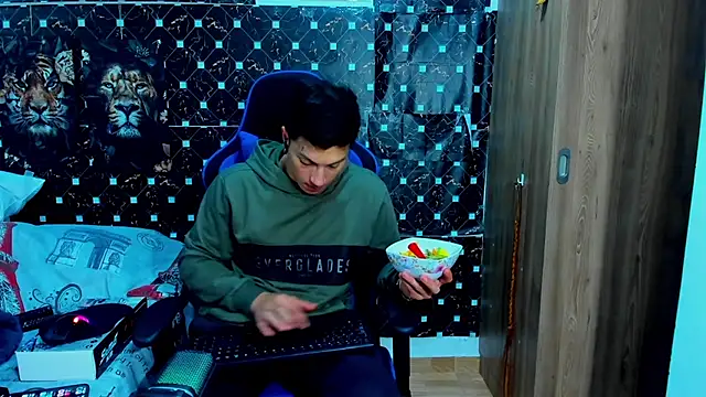 Snapshot of javiersexymann chatting on 12/17/25, 12:26 javiersexymann online show from 12/17/25, 12:26