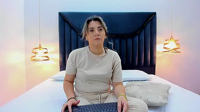 Snapshot of AuraEvens chatting on 09/24/25, 12:00 AuraEvens online show from 09/24/25, 12:00