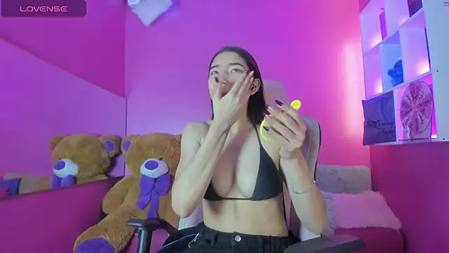 Snapshot of shumy_angels chatting on 10/31/25, 04:42 shumy angels online show from 10/31/25, 04:42