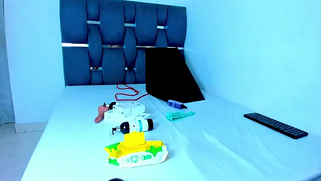 Snapshot of yourwife_anna chatting on 10/05/25, 11:01 yourwife anna online show from 10/05/25, 11:01