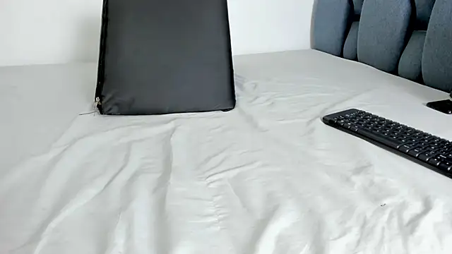 Snapshot of yourwife_anna chatting on 10/30/25, 10:35 yourwife anna online show from 10/30/25, 10:35