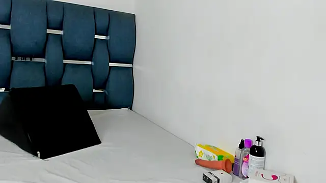 Snapshot of yourwife_anna chatting on 09/13/25, 11:10 yourwife anna online show from 09/13/25, 11:10