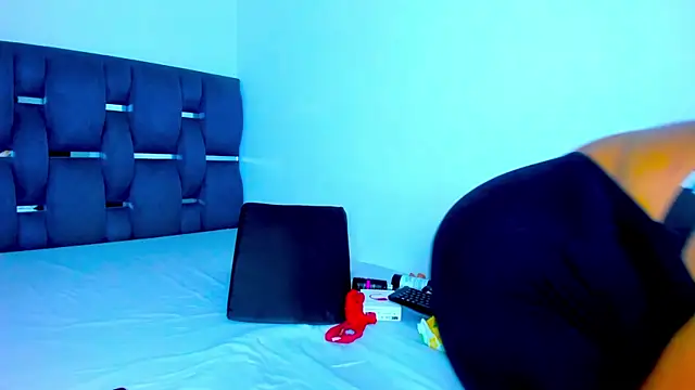 Snapshot of yourwife_anna chatting on 10/06/25, 11:33 yourwife anna online show from 10/06/25, 11:33