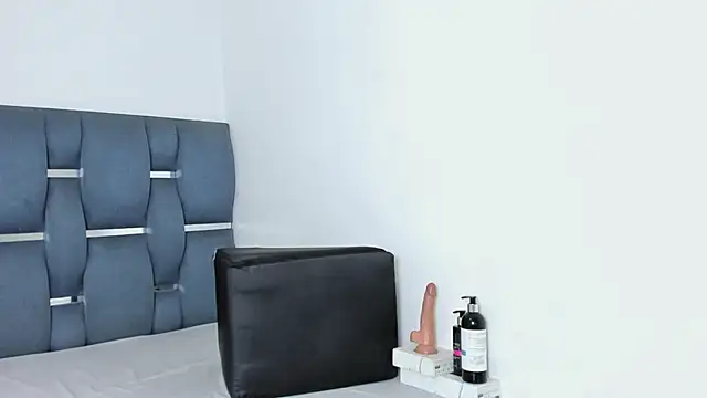 Snapshot of yourwife_anna chatting on 10/20/25, 10:27 yourwife anna online show from 10/20/25, 10:27