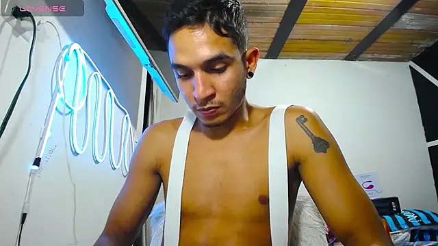 Snapshot of Angel_latinboy chatting on 03/11/25, 01:05 Angel latinboy online show from 03/11/25, 01:05