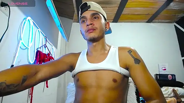 Snapshot of Angel_latinboy chatting on 03/13/25, 01:21 Angel latinboy online show from 03/13/25, 01:21