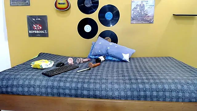 Snapshot of skinnyverus18 chatting on 02/19/26, 07:22 skinnyverus18 online show from 02/19/26, 07:22