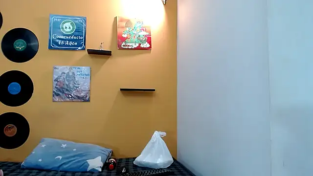 Snapshot of skinnyverus18 chatting on 03/28/26, 07:04 skinnyverus18 online show from 03/28/26, 07:04