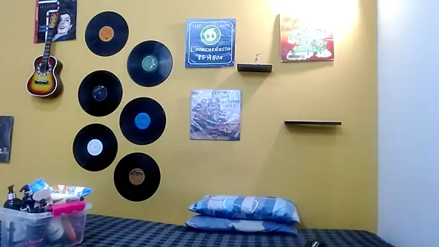 Snapshot of skinnyverus18 chatting on 04/10/26, 06:26 skinnyverus18 online show from 04/10/26, 06:26