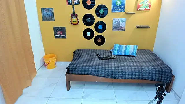 Snapshot of skinnyverus18 chatting on 03/12/26, 06:56 skinnyverus18 online show from 03/12/26, 06:56