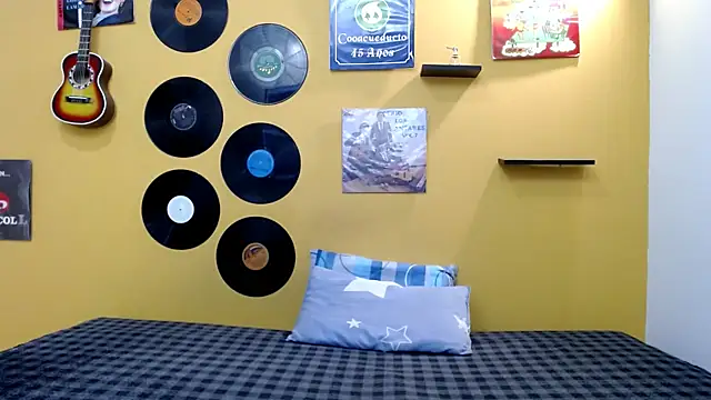 Snapshot of skinnyverus18 chatting on 03/18/26, 07:48 skinnyverus18 online show from 03/18/26, 07:48