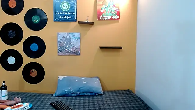 Snapshot of skinnyverus18 chatting on 03/21/26, 07:51 skinnyverus18 online show from 03/21/26, 07:51