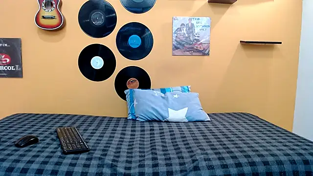 Snapshot of skinnyverus18 chatting on 02/18/26, 07:43 skinnyverus18 online show from 02/18/26, 07:43