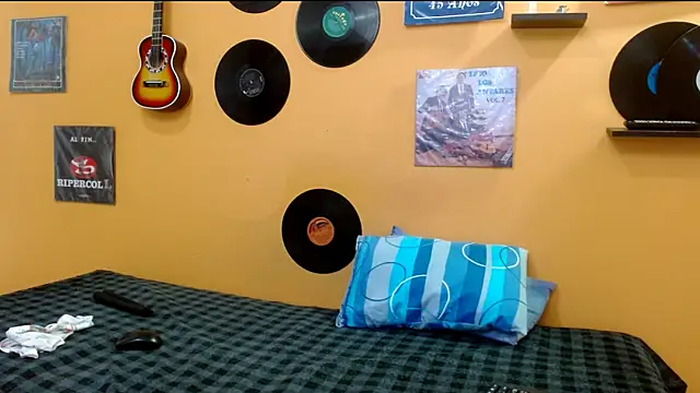 skinnyverus18 online show from 12/18/25, 07:07