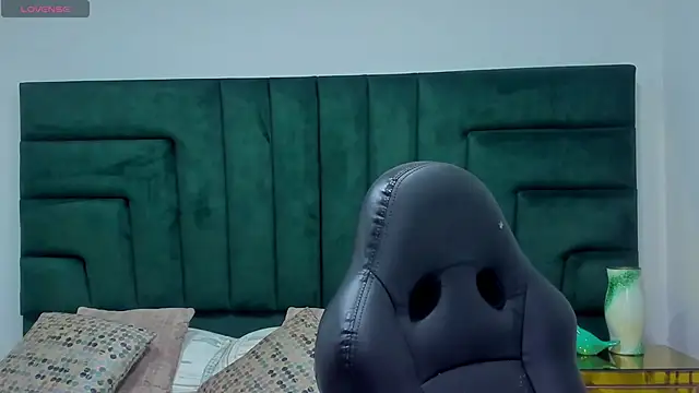 SaraWagner  online show from 04/12/26, 12:03