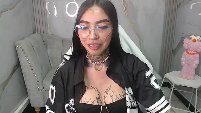 Ashley Blum v online show from 10/19/25, 01:03