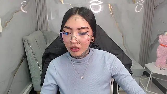 Ashley Blum v online show from 11/29/25, 01:11