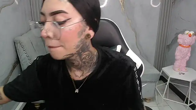 Ashley Blum v online show from 11/28/25, 08:09