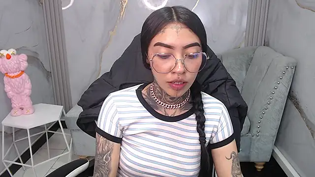 Ashley Blum v online show from 10/30/25, 01:09