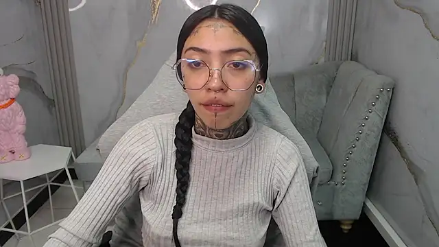 Ashley Blum v online show from 10/31/25, 01:19