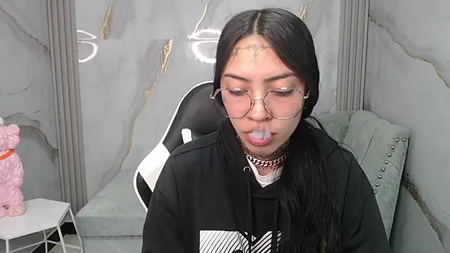 Ashley Blum v online show from 11/12/25, 08:01