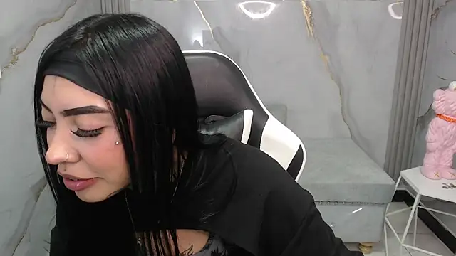 Ashley Blum v online show from 11/24/25, 08:09