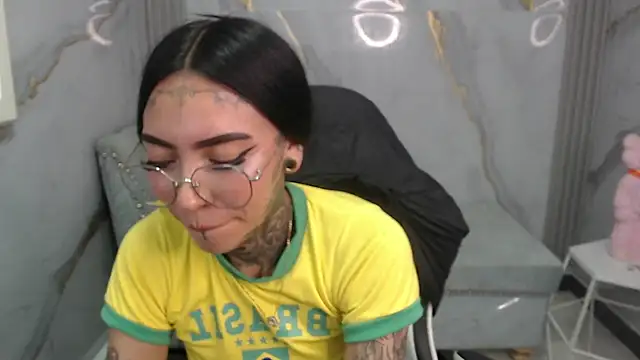 Ashley Blum v online show from 11/30/25, 01:17