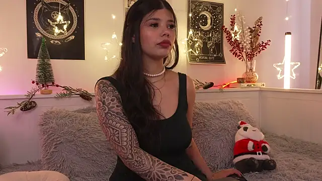 sophieee art online show from 12/16/25, 08:35