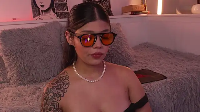 sophieee art online show from 04/07/26, 04:47