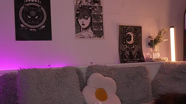 sophieee art online show from 10/07/25, 02:23