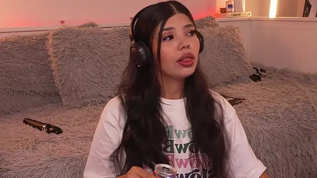 sophieee art online show from 01/12/26, 04:41