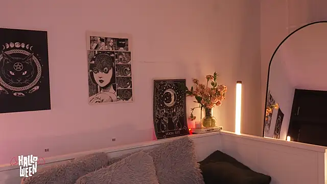 sophieee art online show from 11/01/25, 03:02