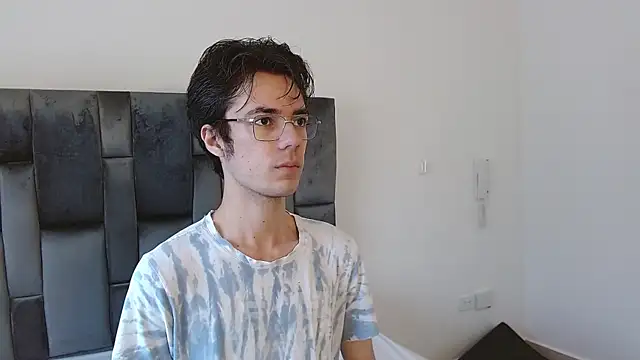Snapshot of VIKTORNOIR chatting on 10/19/25, 01:47 VIKTORNOIR online show from 10/19/25, 01:47