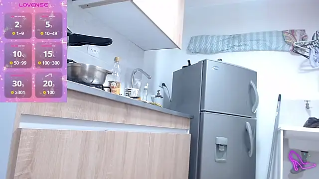 Snapshot of AllysonStonne chatting on 10/25/25, 10:43 AllysonStonne online show from 10/25/25, 10:43