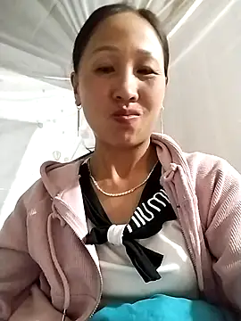 Snapshot of cute_love00 chatting on 12/17/25, 11:21 cute love00 online show from 12/17/25, 11:21