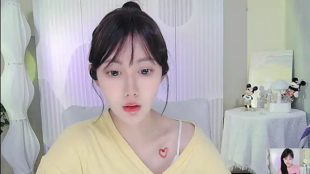 Snapshot of Nuan_Qi chatting on 10/11/25, 02:51 Nuan Qi online show from 10/11/25, 02:51