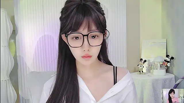 Snapshot of Nuan_Qi chatting on 10/10/25, 02:34 Nuan Qi online show from 10/10/25, 02:34