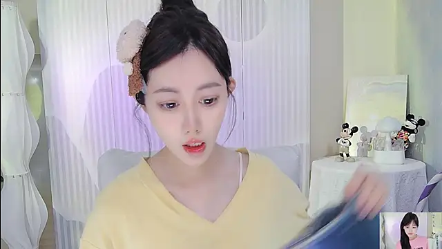 Snapshot of Nuan_Qi chatting on 10/11/25, 02:45 Nuan Qi online show from 10/11/25, 02:45