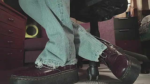 gigifontaine   online show from 10/26/25, 12:22