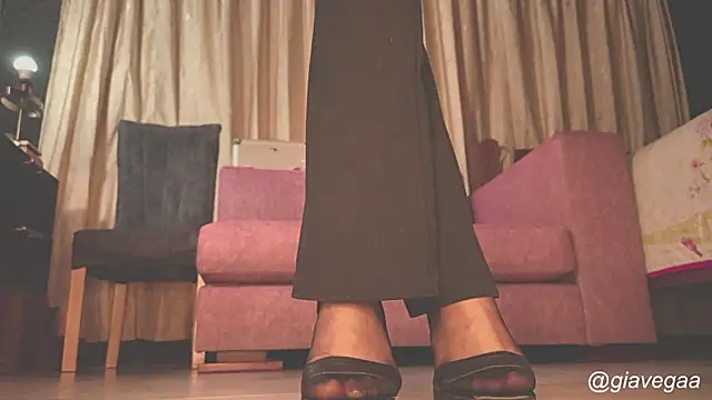 gigifontaine   online show from 12/03/25, 09:58