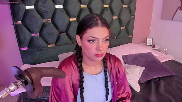 Snapshot of Micki__ chatting on 10/25/25, 11:42 Micki online show from 10/25/25, 11:42