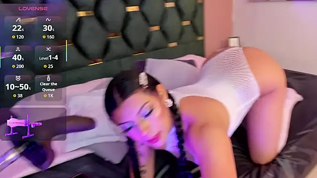 Snapshot of Micki__ chatting on 10/24/25, 11:42 Micki online show from 10/24/25, 11:42