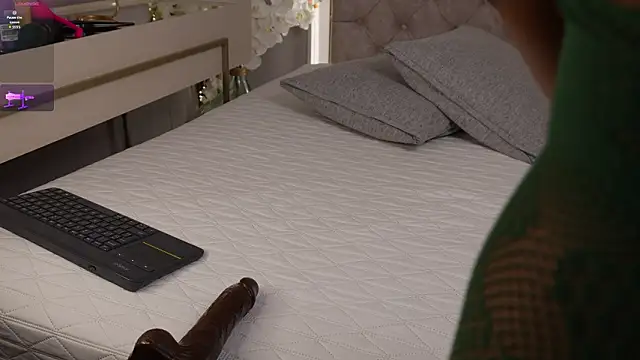 ellette   online show from 03/19/26, 07:14