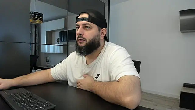 Snapshot of DravenPeak chatting on 11/08/25, 12:31 DravenPeak online show from 11/08/25, 12:31