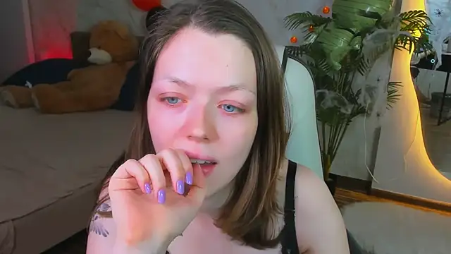 Lunar Lily online show from 11/02/25, 05:45