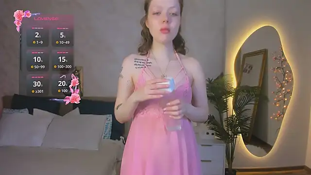 Snapshot of Lunar_Lily chatting on 06/19/26, 05:02 Lunar Lily online show from 06/19/26, 05:02