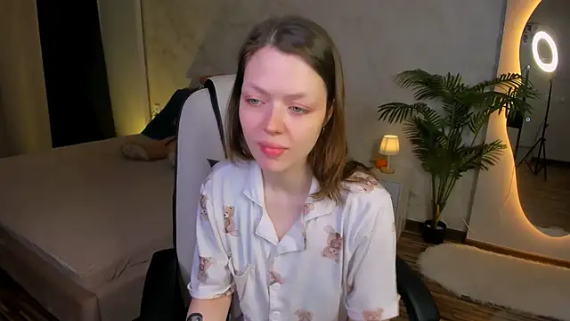 Lunar Lily online show from 12/17/25, 05:45