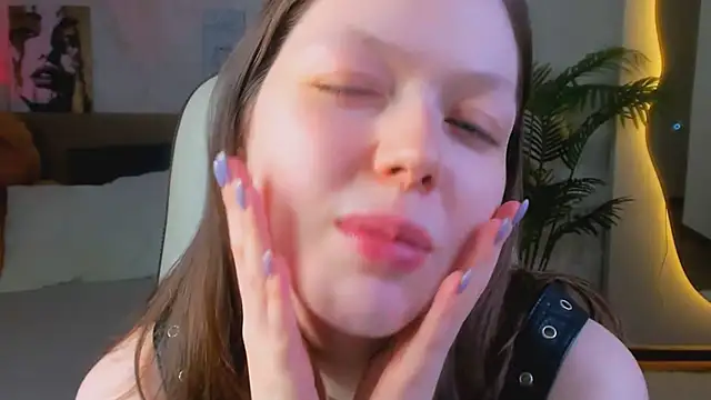 Lunar Lily online show from 04/18/26, 05:32