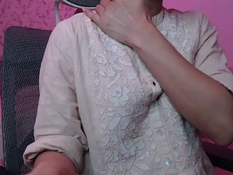 Snapshot of snow_white123 chatting on 10/16/25, 08:17 snow white123 online show from 10/16/25, 08:17