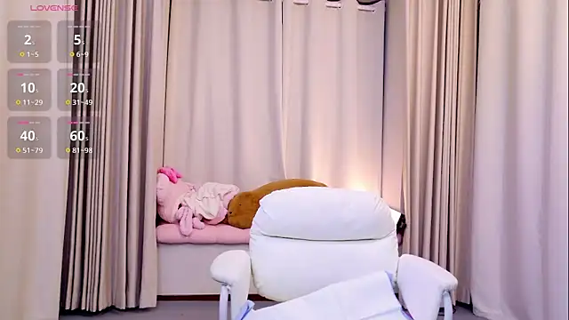 Snapshot of niannian18 chatting on 10/28/25, 10:14 niannian18 online show from 10/28/25, 10:14